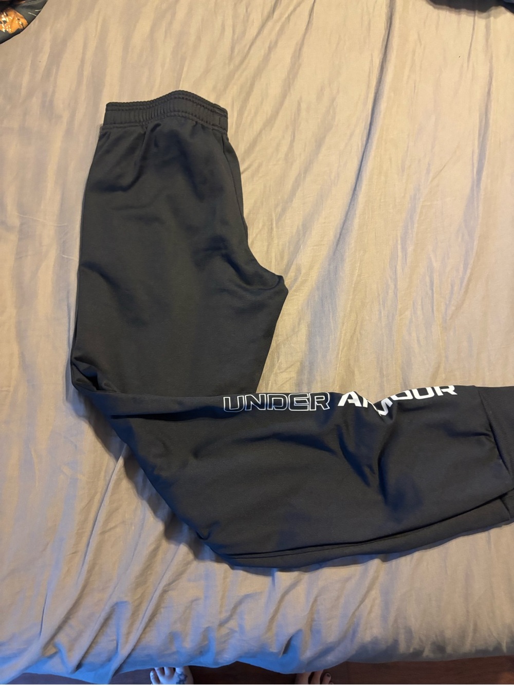 Boys UA joggers